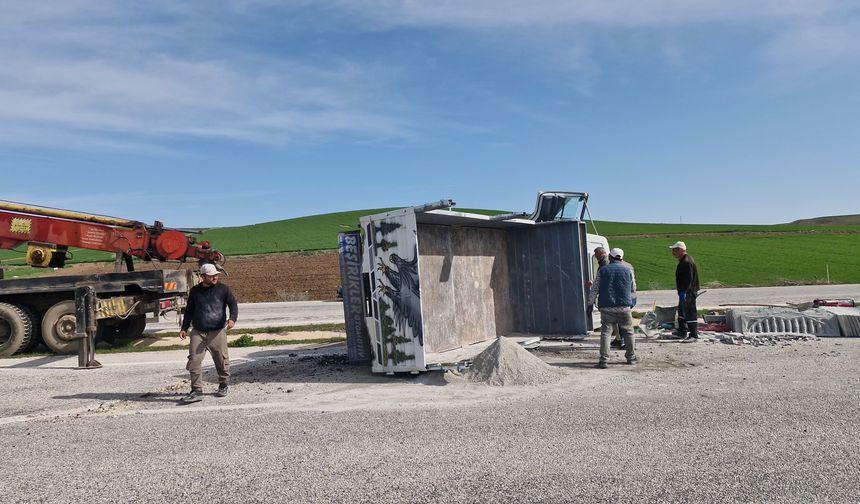 Lastiği Patlayan Kamyonet Yan Yattı: Faciadan Dönüldü