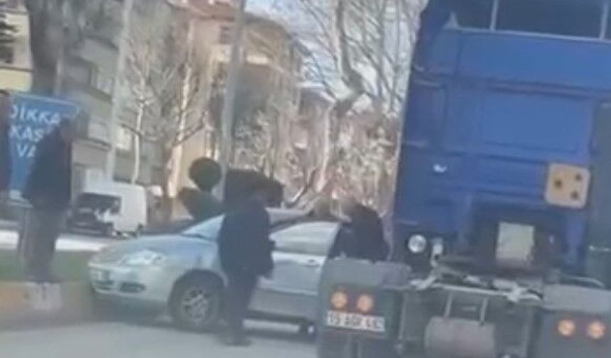 Tır Otomobile Çarptı! Yaralılar Var