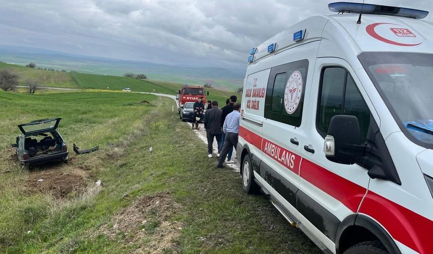 Mevlit Dönüşü Feci Kaza: Araç Tarlaya Uçtu, 2 Yaralı!