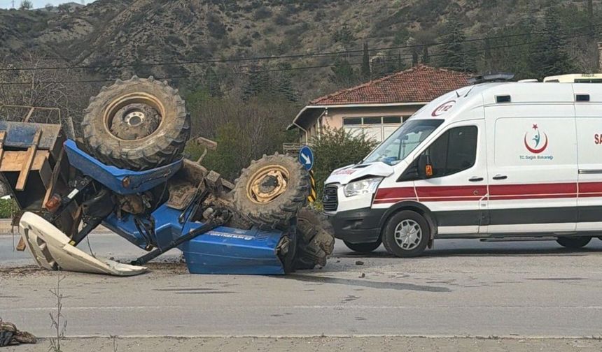 Yürekleri Ağıza Getiren Kaza! Ambulans ile Traktör Çarpıştı
