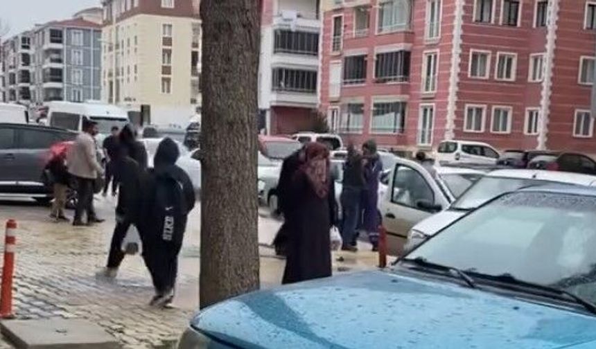 Trafikte Gergin Sabah! Motokurye İle Otomobildekiler Birbirine Girdi