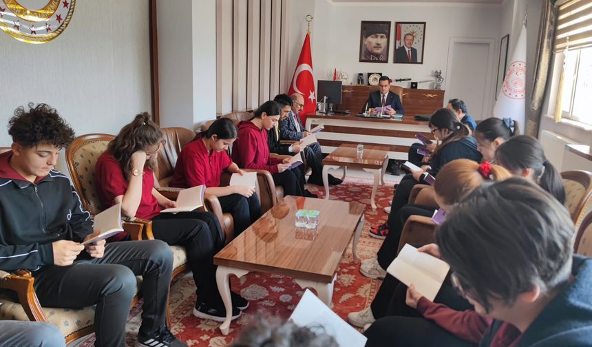 Kaymakam Tokur Öğrencilerle Kitap Okudu