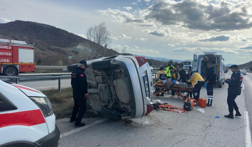 Kontrolden Çıkan Otomobil Devrildi: 3 Yaralı