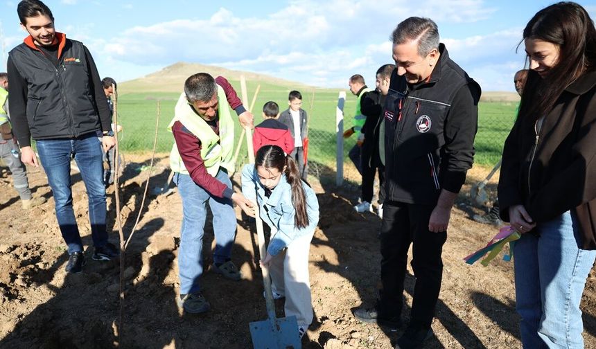 Çocuk Ve Genç Meclisi Üyeleri Fidan Dikti