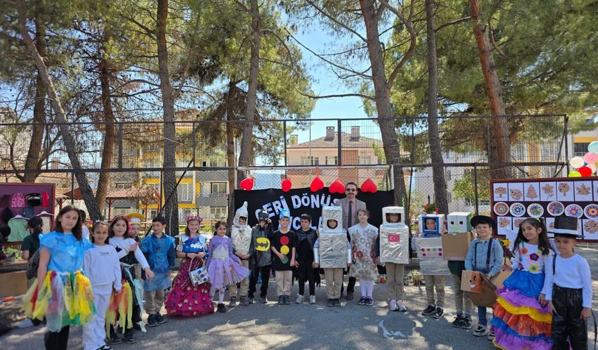 Öğrenciler Atıkları Kostümlere Dönüştürdü