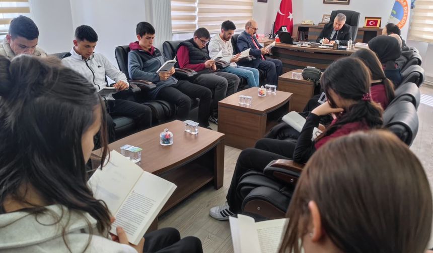 Oğuzlar Belediye Başkanı Cebeci, Öğrencilerle Kitap Okudu