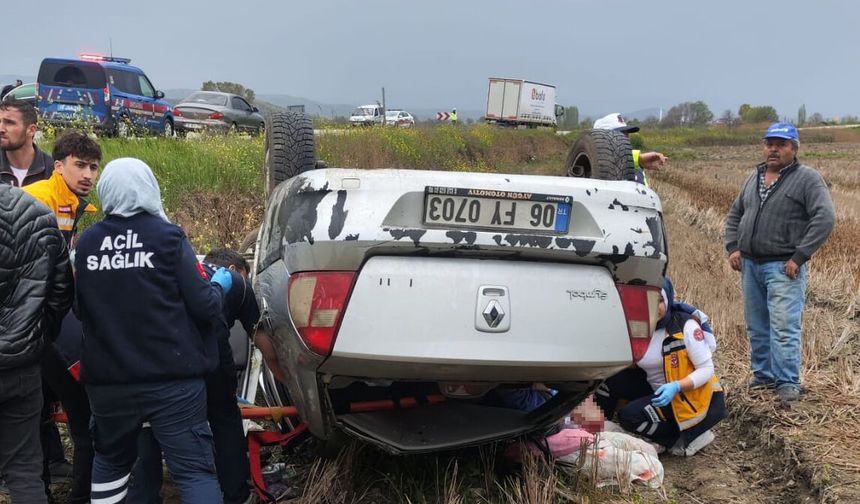 Ölümden Döndüler! Otomobil Çeltik Tarlasına Uçtu