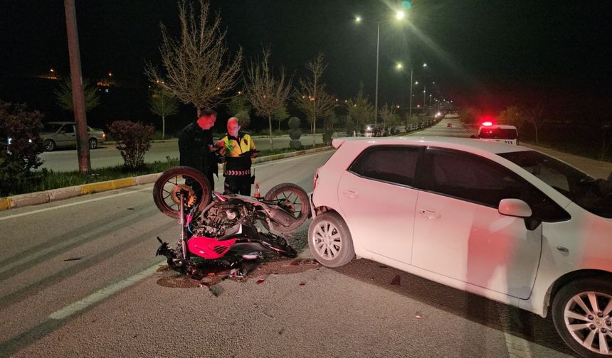 Feci Kaza! Otomobile Çarpan Motosiklet Sürücüsü Savruldu
