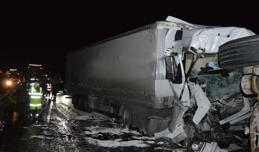 Samsun Yolunda İki TIR Birbirine Girdi: 3 Yaralı