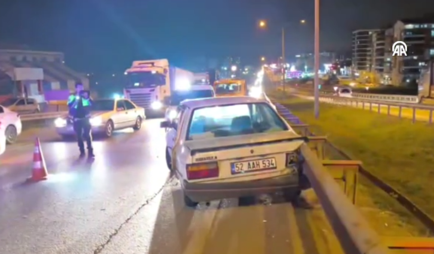 TIR İle Otomobil Çarpıştı: 3 Yaralı