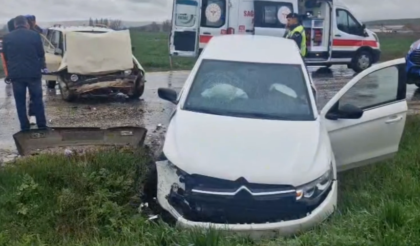 Alaca-Zile Yolunda Kafa Kafaya Kaza: 3 Yaralı