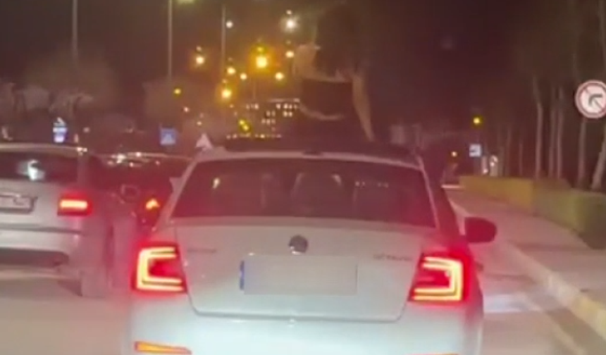Trafikte Pes Dedirten Görüntü! Sunroof Üstü Dans
