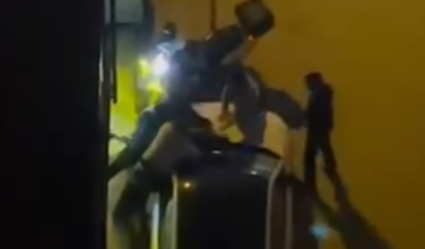 Öfkeli Grup Sokak Ortasında Genci Darp Etti: O Anlar Kaydedildi