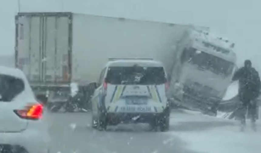 Sürücülere Zor Anlar: Kar Yağışı Kazayı Beraberinde Getirdi