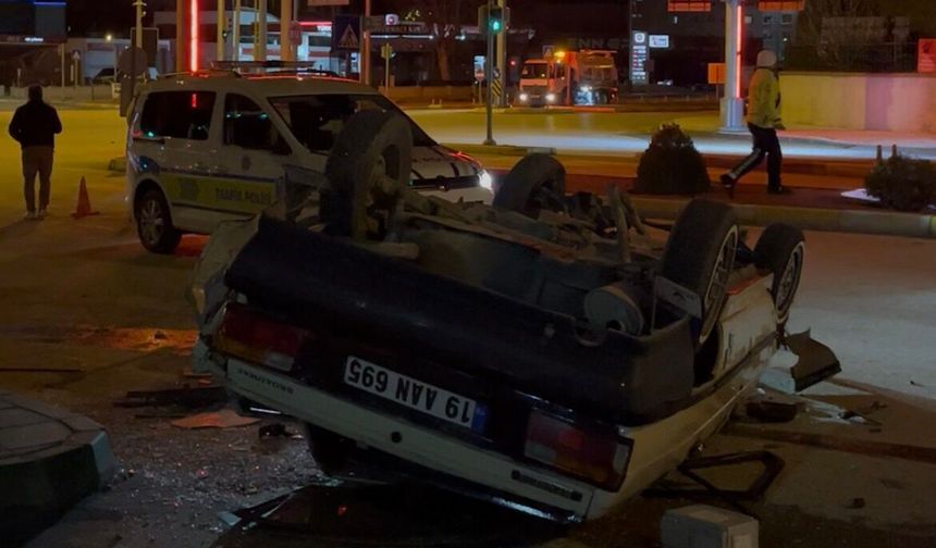 Kavşakta Can Pazarı! Araç Direğe Çarpıp Ters Döndü