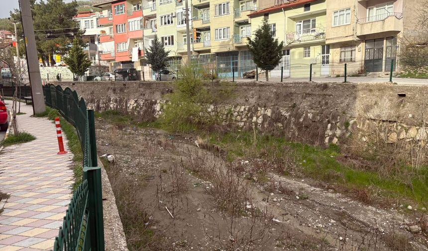 İskilip’te Taşkın Riskine Karşı Önlem: Akçay’da Temizlik Çalışması Başladı