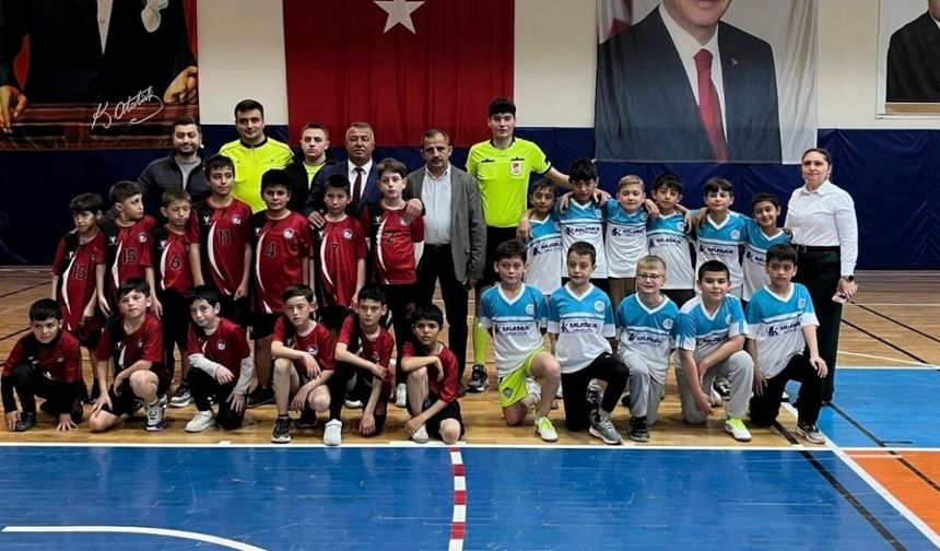 23 Nisan Coşkusu Sahaya Taştı: Minikler Futsalda Yarışıyor