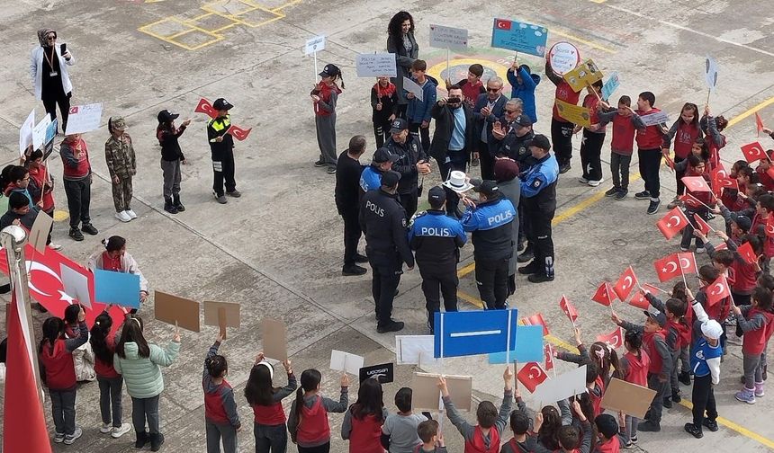 Öğrencilerden Polislere Anlamlı Sürpriz!