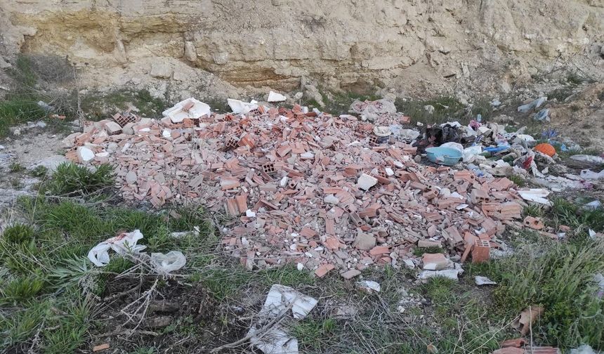 “Muhtarın Haberi Var” Dediler, Kaçak Hafriyat Dökmeye Devam Ettiler!