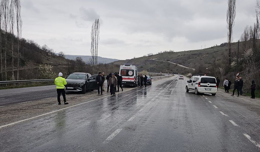 Kavşakta Feci Çarpışma: Biri Çocuk 2 Yaralı!