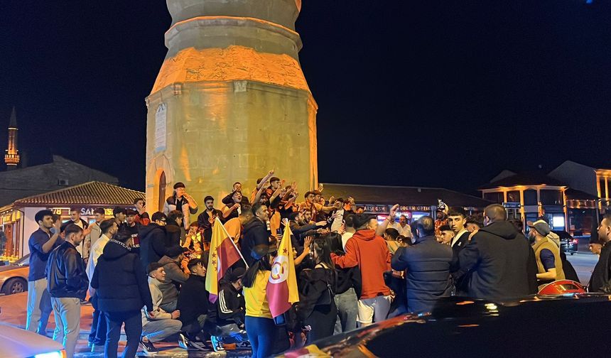 Çorum’da Derbi Coşkusu! Galatasaraylılar Meydanı Şenlik Alanına Çevirdi