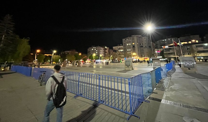 1 Mayıs Hazırlığı Başladı: Çorum’da Meydanlar Bariyerlerle Çevriliyor