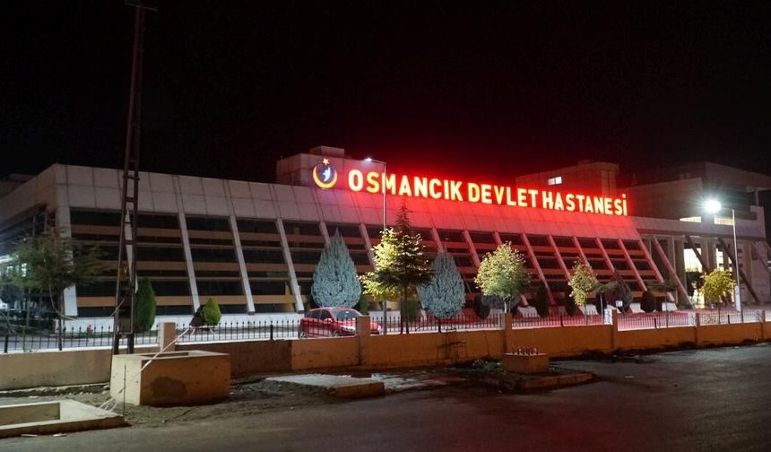 Tekel Bayisi Önünde Bıçaklı Kavga! Boğazından Yaralandı