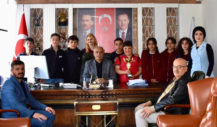 Başkan Çizikci’den Başarılı Genç Tiyatroculara Tebrik