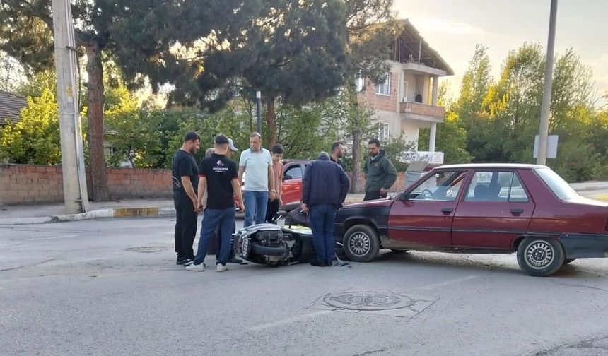 Otomobil ile Motosiklet Çarpıştı! Sürücü Yaralandı