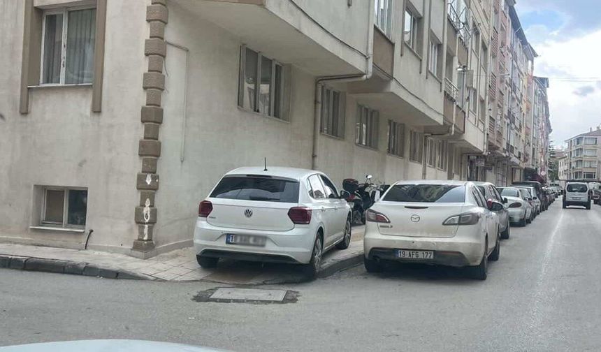 Duyarsız Park Tepki Çekti: Kaldırımı Kapatan Araç Yayalara Zor Anlar Yaşattı