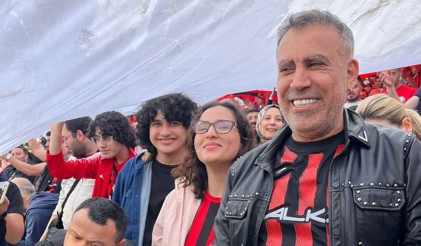 Haluk Levent Kırmızı-Siyah Formasıyla Çorum FK’ya Destek Verdi