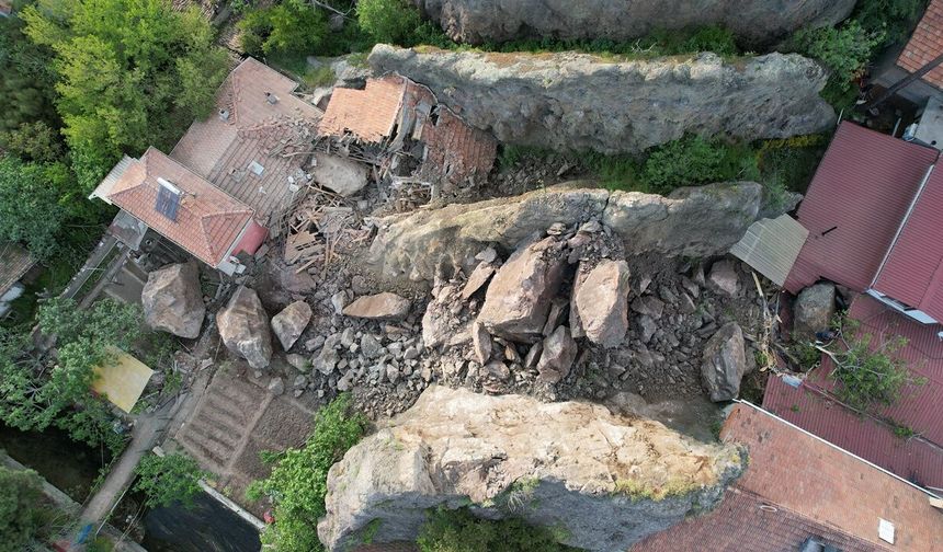Tonlarca Kaya Ev ve İş Yerinin Üzerine Düştü! Mahalle Savaş Alanına Döndü