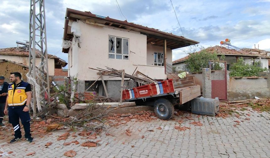 İki Köyü Hortum Vurdu! 4 Yaralı