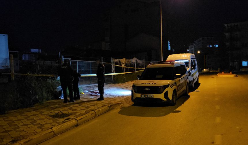 Cadde Ortasında Bıçaklı Dehşet! 18 Yaşındaki Genç Yaralandı