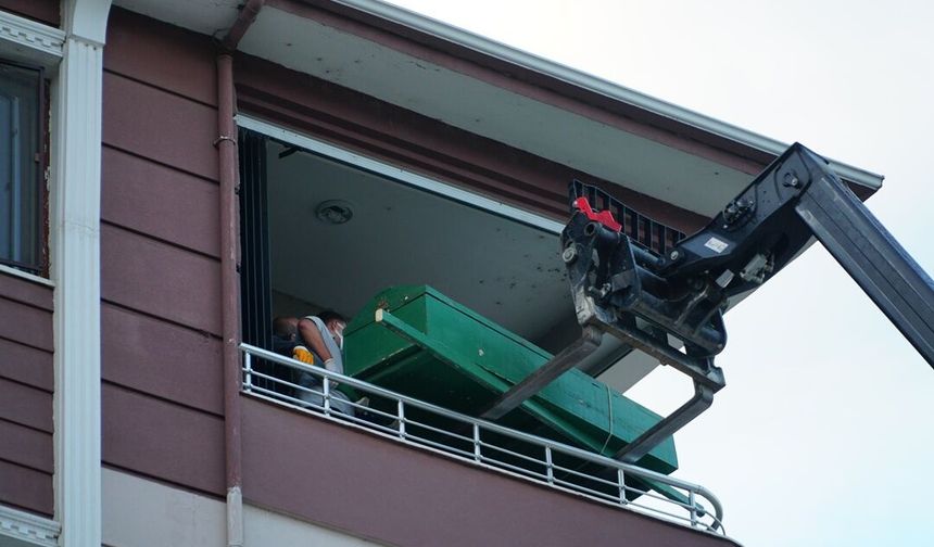 Ekipler Seferber Oldu: Cenaze 4. Kattan Teleskopik Forkliftle İndirildi