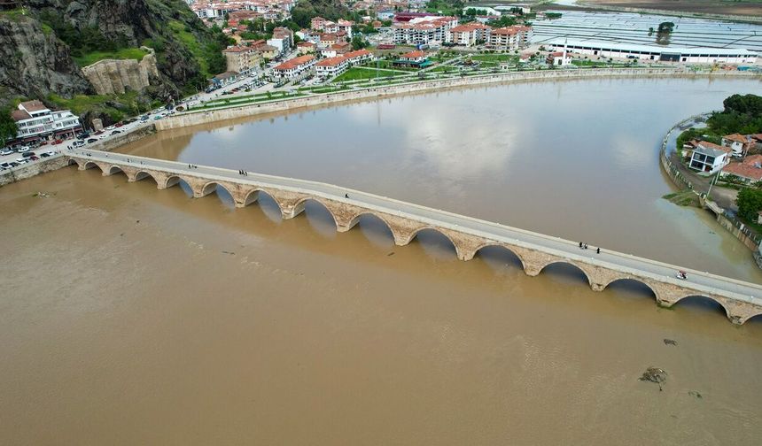 Kızılırmak’ta Su Seviyesi Yükseldi, Rengi Kahverengiye Döndü