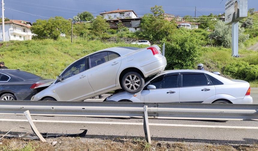 Zincirleme Kazada Araç Diğer Aracın Üzerine Çıktı