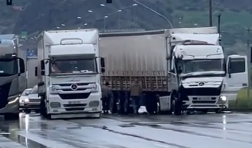 Faciadan Dönüldü! 2 Tır Çarpıştı