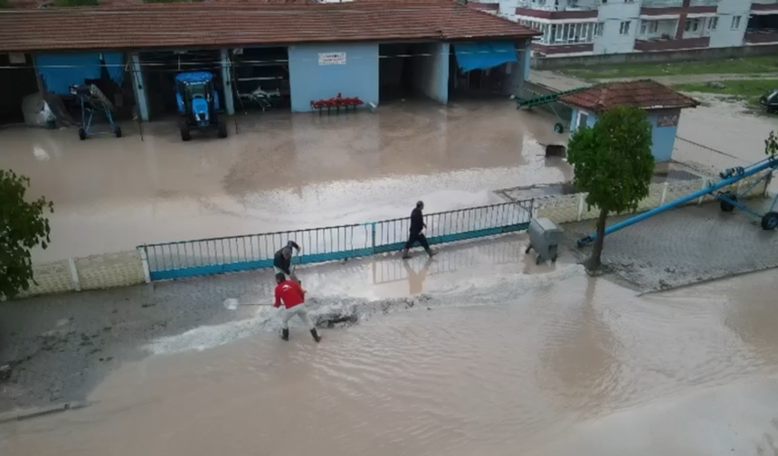 Sağanak Hayatı Felç Etti: Cadde ve Sokaklar Göle Döndü