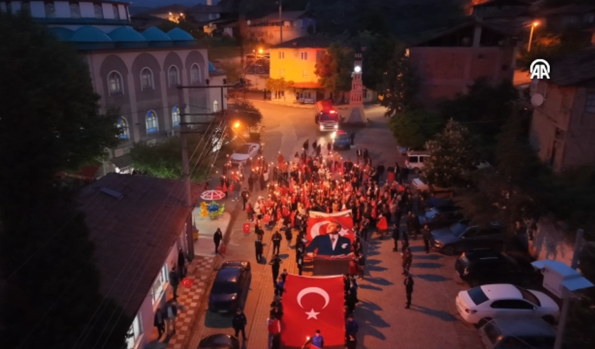 Cumhuriyet Meydanı Kırmızı Beyaza Büründü