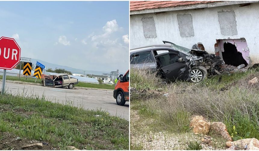 Kafa Kafaya Çarpışan Otomobiller Hurdaya Döndü: 3 Yaralı