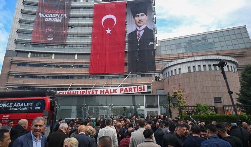 CHP'de Tahliye Gerginliği: Genel Merkez Önünde Hareketli Dakikalar