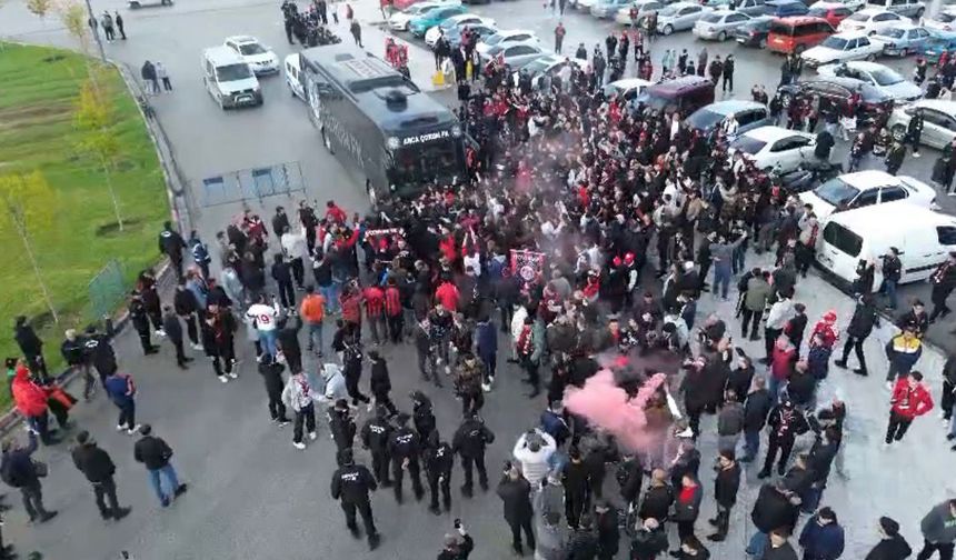 Çorum Tek Yürek! Arca Çorum FK’ya Rövanş Öncesi Meşaleli Karşılama