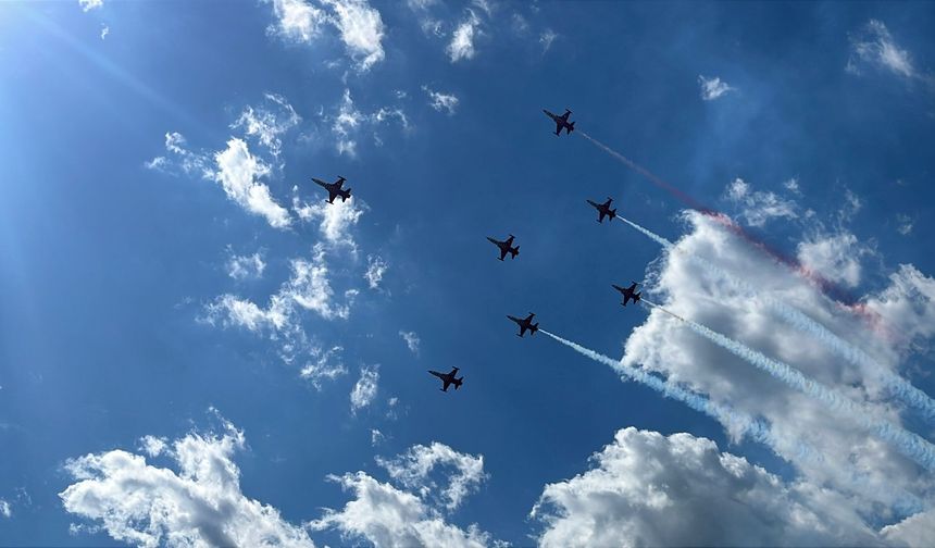 Türk Yıldızları Çorum Semalarında Nefes Kesti! Binlerce Vatandaş Kent Park’a Akın Etti