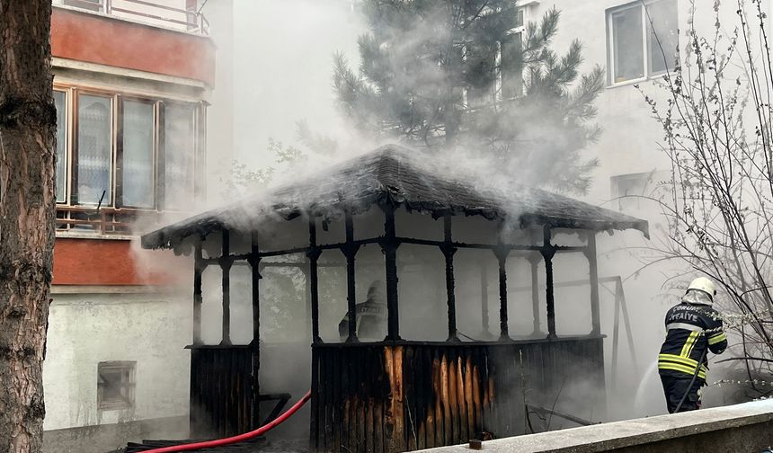 Facianın Eşiğinden Dönüldü! Kamelyada Çıkan Yangın Araçlara Da Sıçradı