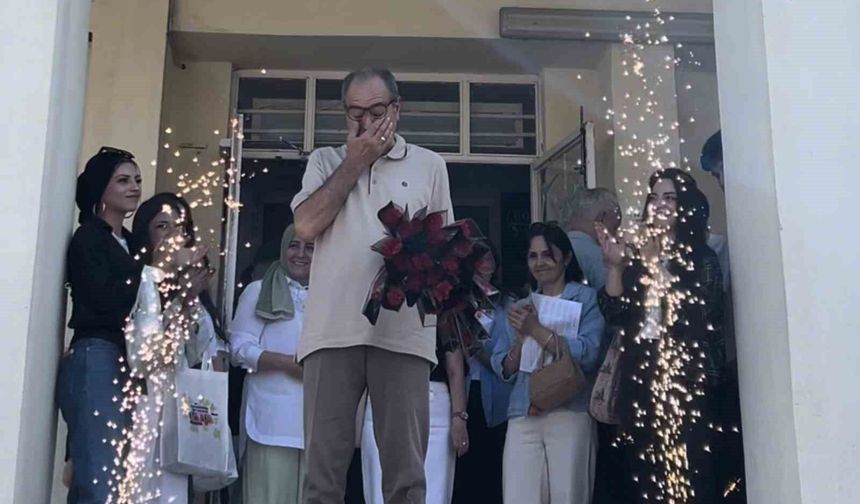 40 Yıllık Müdüre Güllerle Veda! Duygusal Anlar Yaşandı