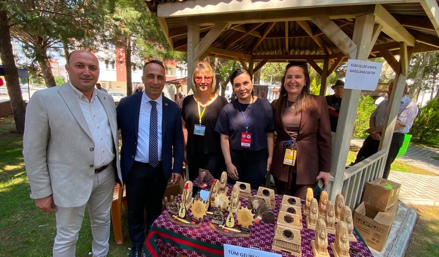 Solmaz, Alevilik Kongresi’nde Açılan Stantları Ziyaret Etti