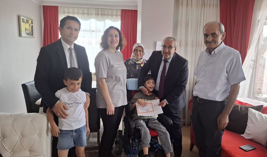 Evde Eğitim Alan Öğrencinin Karne Heyecanına Ortak Oldular