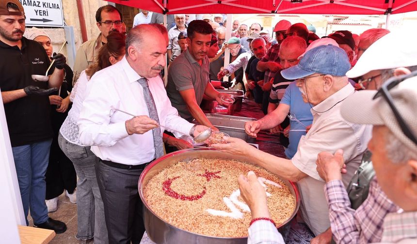 Çorum'da Muharrem Ayı Bereketi, Vatandaşlara Aşure İkram Edildi