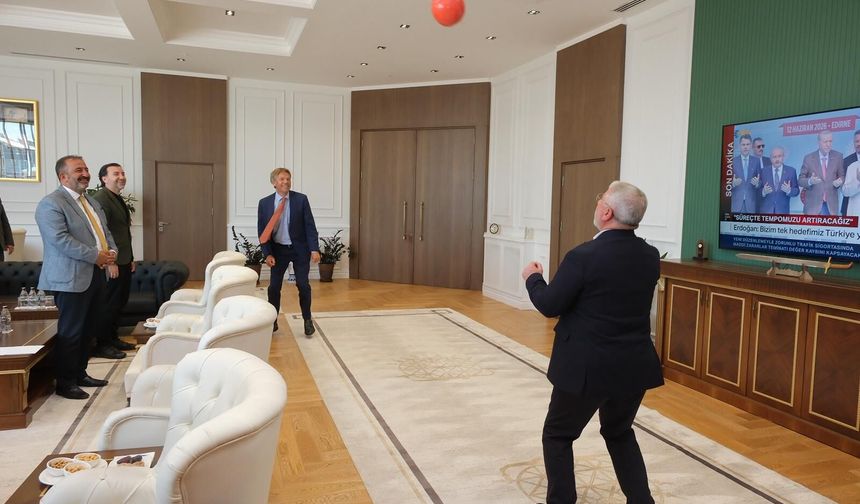 Makam Odasında Futbol Keyfi